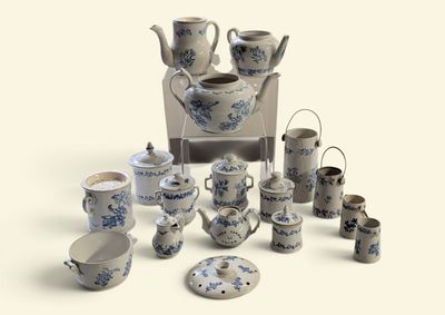 de nombreuses pièces de poterie bleue et blanche sur la table