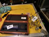 deux microphones dans une boîte en bois posée sur une table