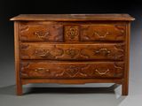 une image représentant une commode en bois dont les tiroirs sont ornés de sculptures