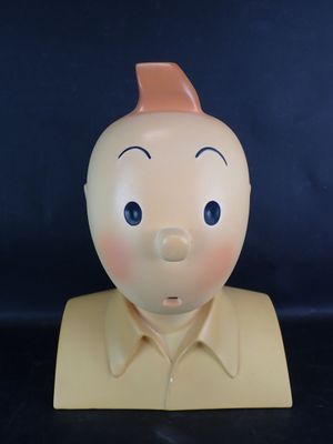 une tête de cochon en plastique munie d'un collier