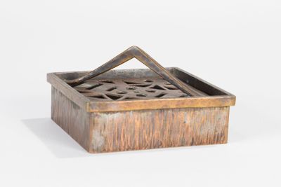 une petite boîte en bois avec un dessin