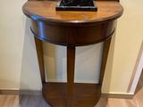 une petite table sur laquelle se trouve une statue