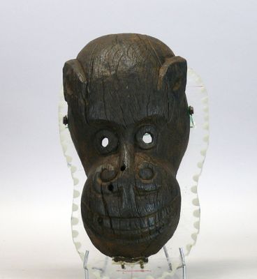 Masque en bois dur et lourd raviné à patine sombre figurant …