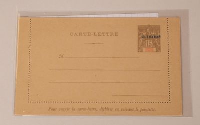 une photo d'une carte postale sur laquelle figure un timbre