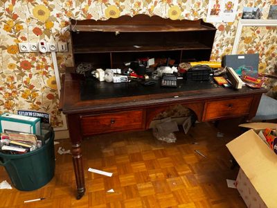 Bureau plat en bois teinté acajou reposant sur quatre pieds …