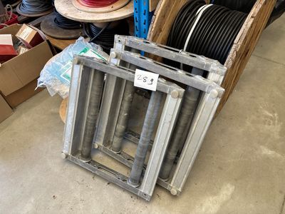 une pile d'objets hétéroclites posés sur le sol