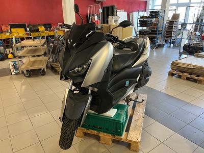 une moto posée sur une palette dans un magasin