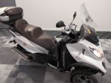 un scooter garé sur un sol à damier