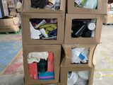 plusieurs cartons empilés les uns sur les autres dans un entrepôt