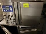 deux fours superposés dans une cuisine
