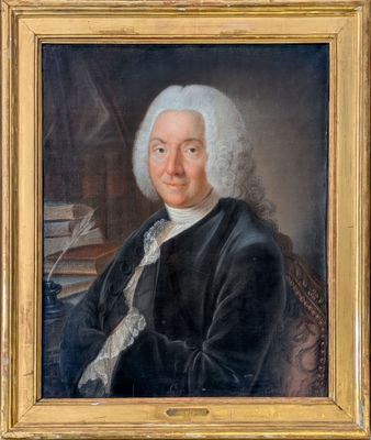 portrait d'un homme vêtu d'un manteau noir et aux cheveux blancs