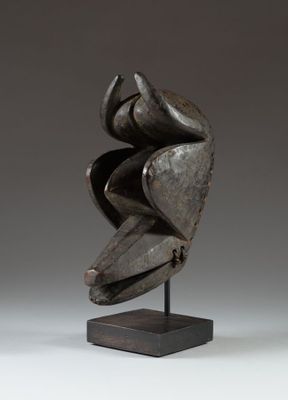 gros plan d'une sculpture de visage sur un socle