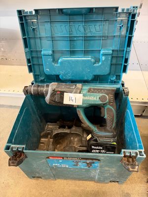 une boîte à outils bleue contenant un marteau