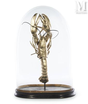 un gros plan sur une statue de homard sous un dôme de verre