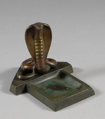 une statue représentant un cobra perché sur une boîte