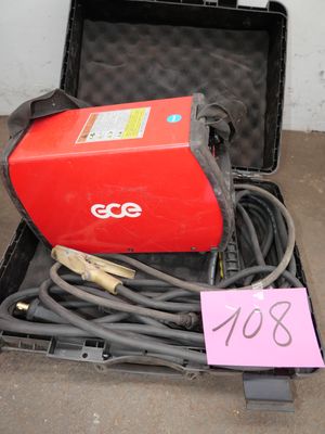 une boîte rouge contenant des fils et encore des fils