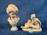 deux statues représentant une femme et un enfant sur fond bleu