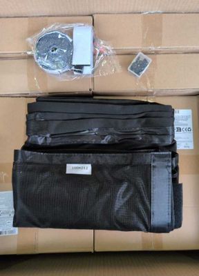 une valise noire posée sur un carton