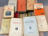 plusieurs livres sont empilés sur une table