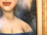 un tableau représentant une femme en robe bleue