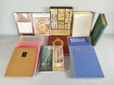 un grand nombre de livres posés sur une table