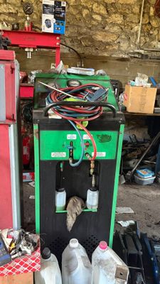 un réfrigérateur et un réfrigérateur-congélateur posés dans un garage