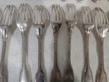 beaucoup de fourchettes et de cuillères sur la table