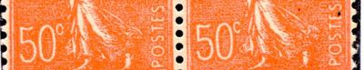 un gros plan sur un morceau de papier orange parsemé de points noirs