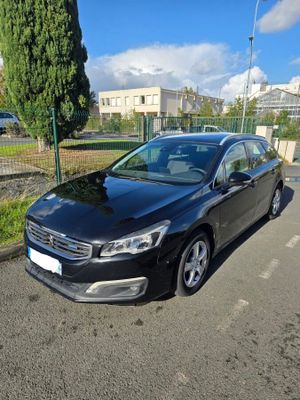 la voiture noire est garée sur le bord de la route