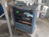 un chariot à outils contenant des outils, dans un garage