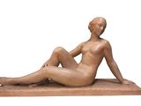 sculpture représentant une femme nue assise sur un socle en bois, sur fond blanc