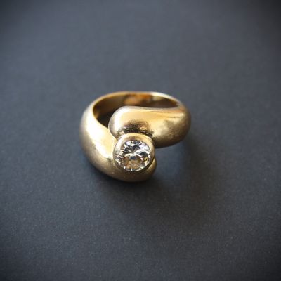Bague en or jaune 750°°° (hibou) formée de deux godrons rete…