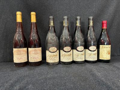 six bouteilles de vin sont alignées sur un fond noir
