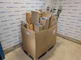 une boîte en carton remplie d'outils posée devant un mur