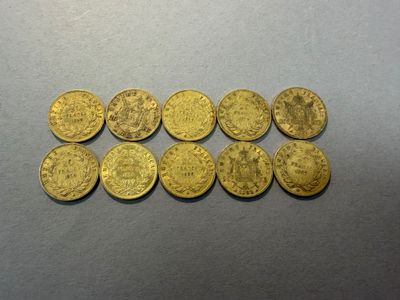 un tas de pièces d'or posé sur une table