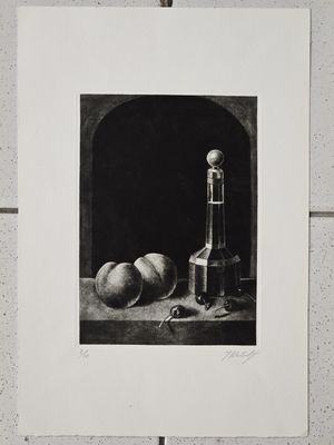 photographie en noir et blanc d'une nature morte représentant une bouteille de vin et des pêches