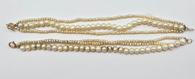 trois rangs de perles avec des fermoirs en argent