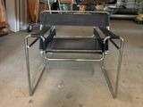 une chaise qui se trouve dans une pièce où il y a beaucoup de meubles