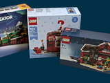 deux boîtes de Lego posées l'une à côté de l'autre sur un fond bleu