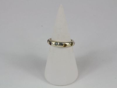l'image d'une bague ornée d'un diamant