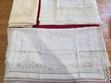 de nombreux types de napperons différents sur la table