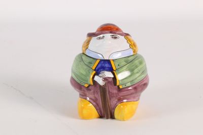 une figurine représentant un homme avec un chapeau et une canne