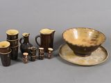 un grand nombre d'objets différents posés sur la table