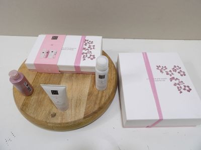 un plateau en bois contenant une boîte de produits de beauté et une boîte de baumes à lèvres