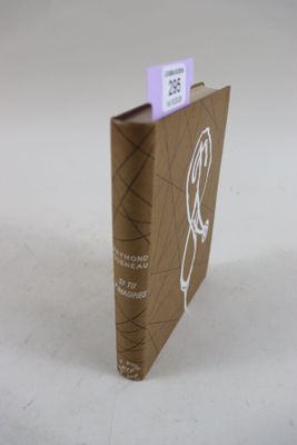 un livre marron avec une étiquette violette dessus