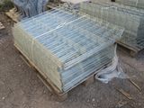 de nombreuses cages posées sur une palette, dans la boue