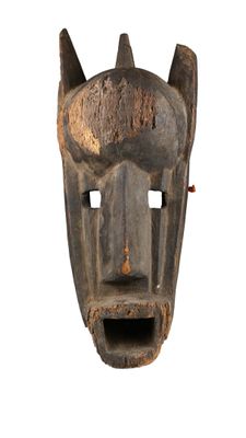 une image représentant un masque en bois muni de cornes sur fond blanc