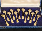 six cuillères dans une boîte bleue avec un couvercle blanc