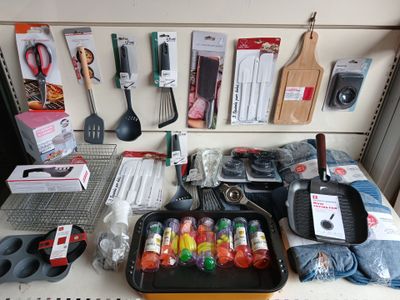 many items that are sitting on a table