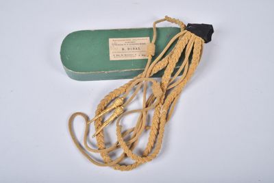 une boîte verte avec une corde et un étui vert